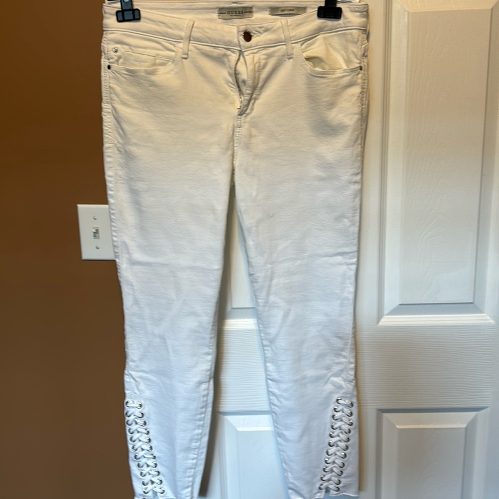 Authentic Guess sexy curves skinny  leg  pants for women.